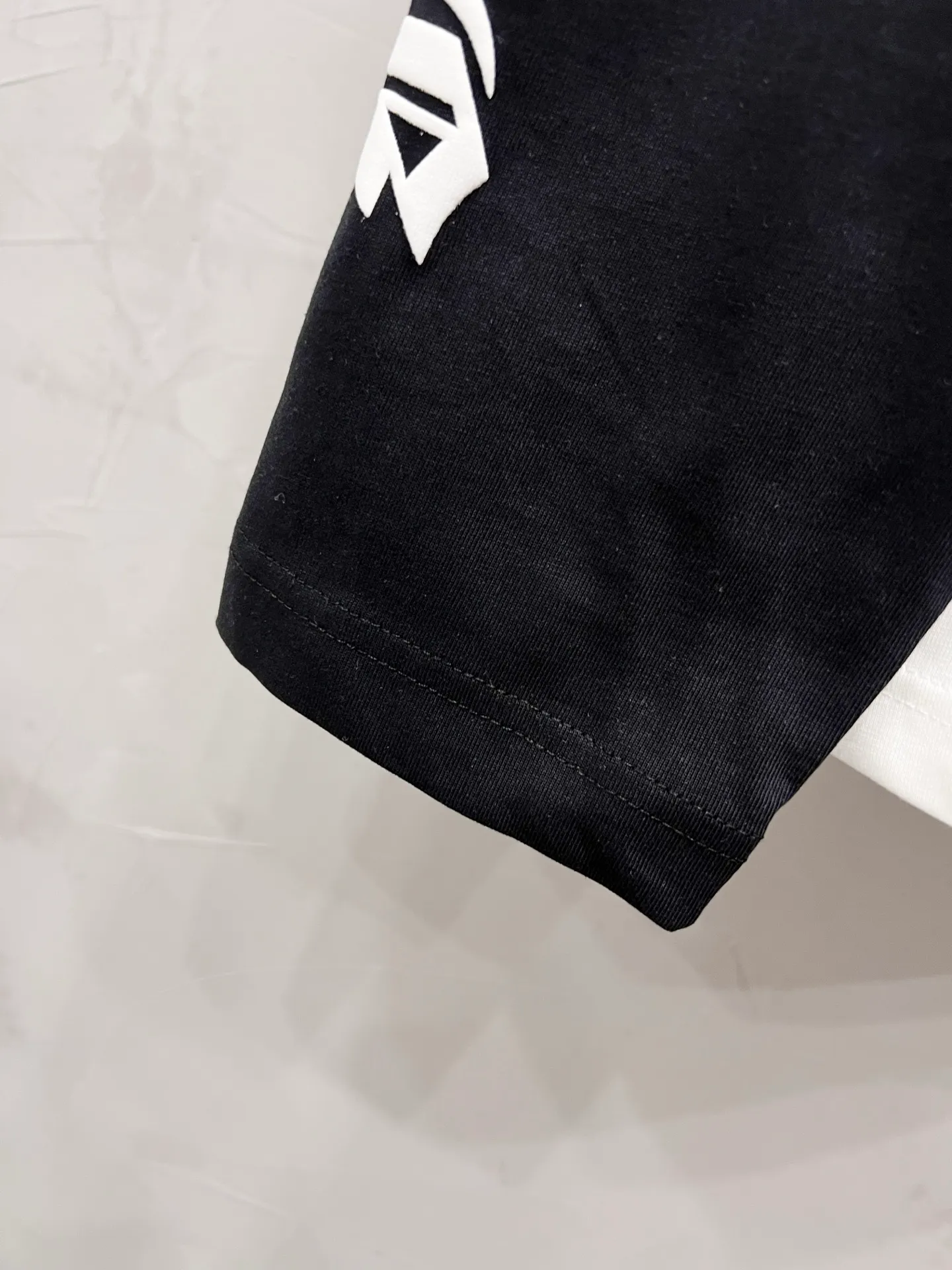 P140 Style number: YC41 Chrome Hearts 23ss Sanskrit horseshoe splicing printed popular long-sleeved T-shirt The fabric is custom-woven and dyed 32-woven 260g pure cotton single-sided reactive dyeing. The whole garment is printed using thermosetting ink materials and is printed by hand. The sleeves are printed using the original foaming process. The feel is not a single glue smooth effect and will have a frosted feel. Large quantities are in stock. Same style for men and women. Size: S M L XL
